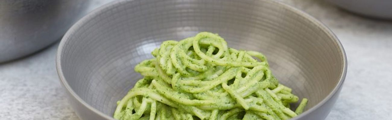 Täyteläinen vihreä pasta